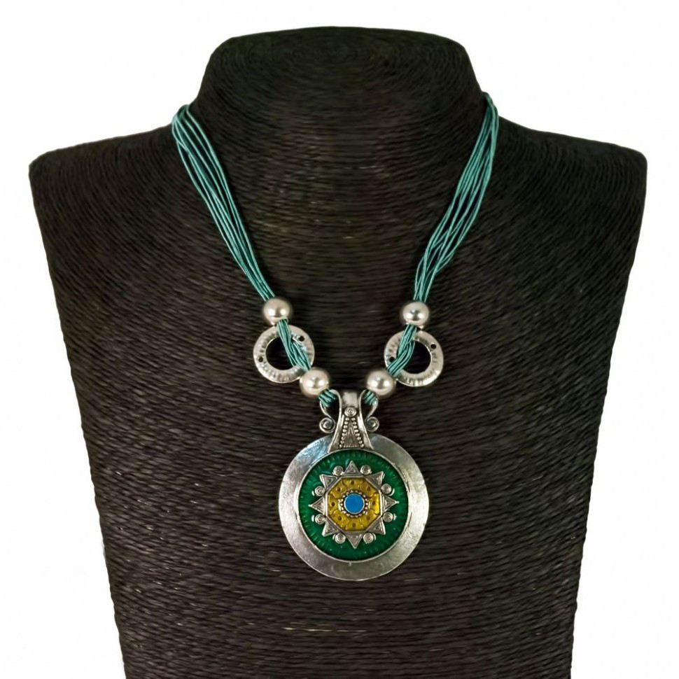 Купить короткое колье "Шахнамэ" в этническом стиле с круглым медальоном на текстильных шнурах Soul Stories 225756C оптом от 670 руб.