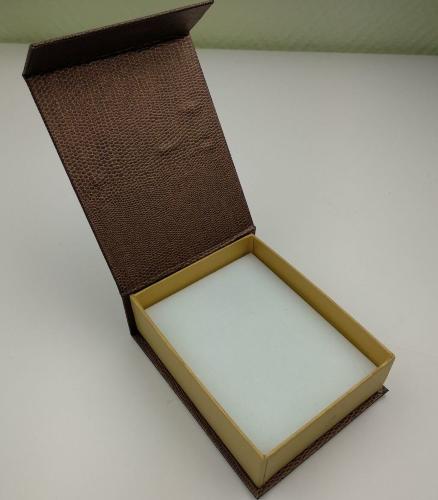 Купить картонная коробочка для браслета FB110-4 8,5х10,7 (разные цвета) оптом от 200 руб.