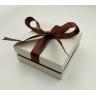 Купить картонная коробочка для украшений с лентой AF100-9 9,3х9,3 (разные цвета) оптом от 300 руб.