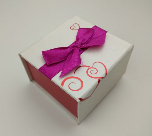 Купить подарочная коробка FB-110 6,4х6,4 с розовой лентой оптом от 150 руб.
