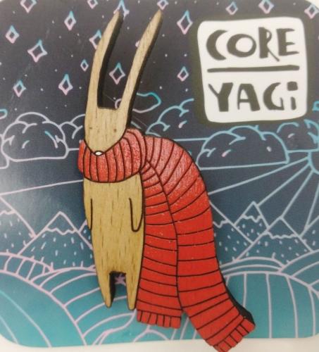 Купить деревянный значок hand made COREYAGI Коричневый заяц в рыжем шарфе СТ-ЗА0018 оптом от 470 руб.