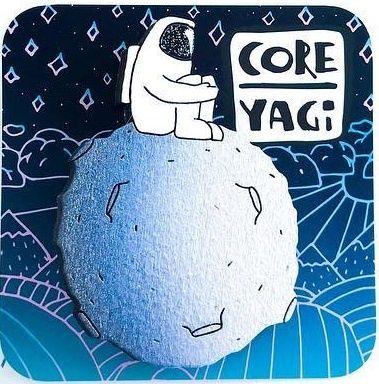 Купить брошь ручной работы COREYAGI Космонавт на луне СТ-КО0026 деревянная оптом от 470 руб.