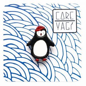 Брошь из дерева hand made COREYAGI Пингвин в шапке СТ-ПИ0044