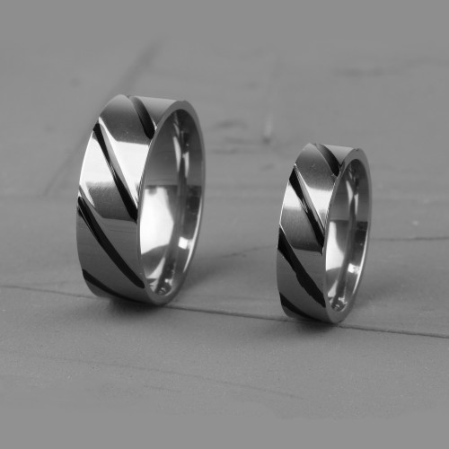 Купить кольцо из титана Spikes R-TI-4380 с черным диагональным узором оптом от 370 руб.