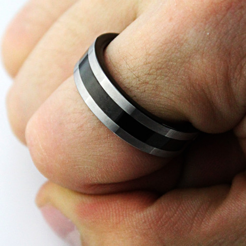Купить черное кольцо из карбида вольфрама CARRAJI R-TU-0104 с фианитом оптом от 1 140 руб.
