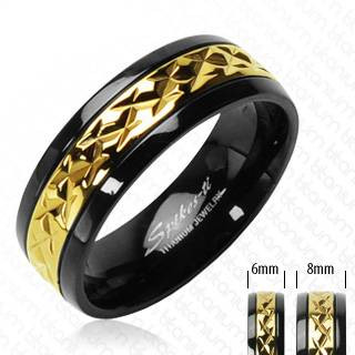Купить кольцо из титана Spikes R-TI-3743 с золотистой рельефной полосой по центру оптом от 1 070 руб.