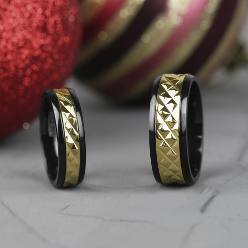 Купить кольцо из титана Spikes R-TI-3743 с золотистой рельефной полосой по центру оптом от 1 070 руб.