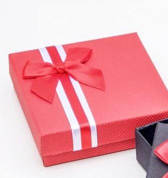 Купить подарочная коробочка с бантом 3931434 (9х9 см) оптом от 32 000 руб.